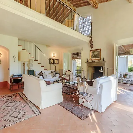 In With Pool & Tuscan Views