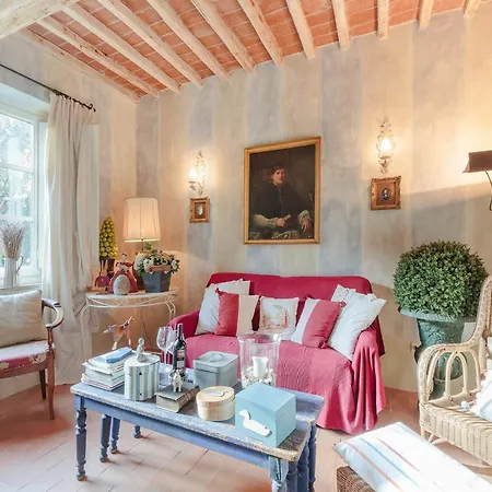 In With Pool & Tuscan Views Villa *