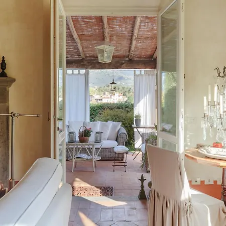 In With Pool & Tuscan Views Villa *