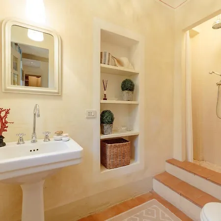 In With Pool & Tuscan Views Villa