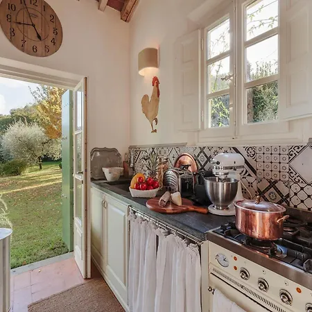 In With Pool & Tuscan Views Villa