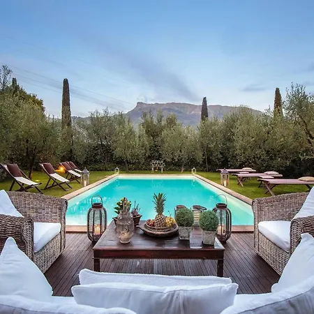 In With Pool & Tuscan Views