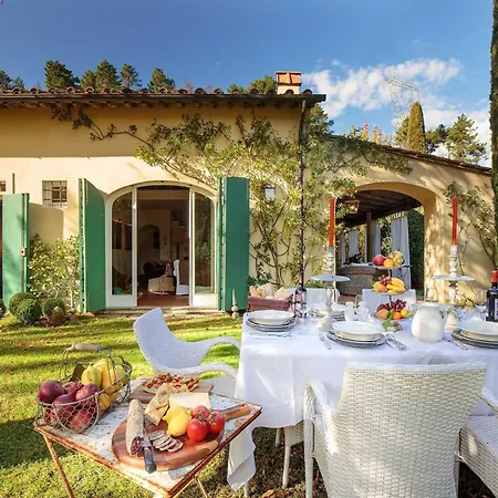 In With Pool & Tuscan Views Villa